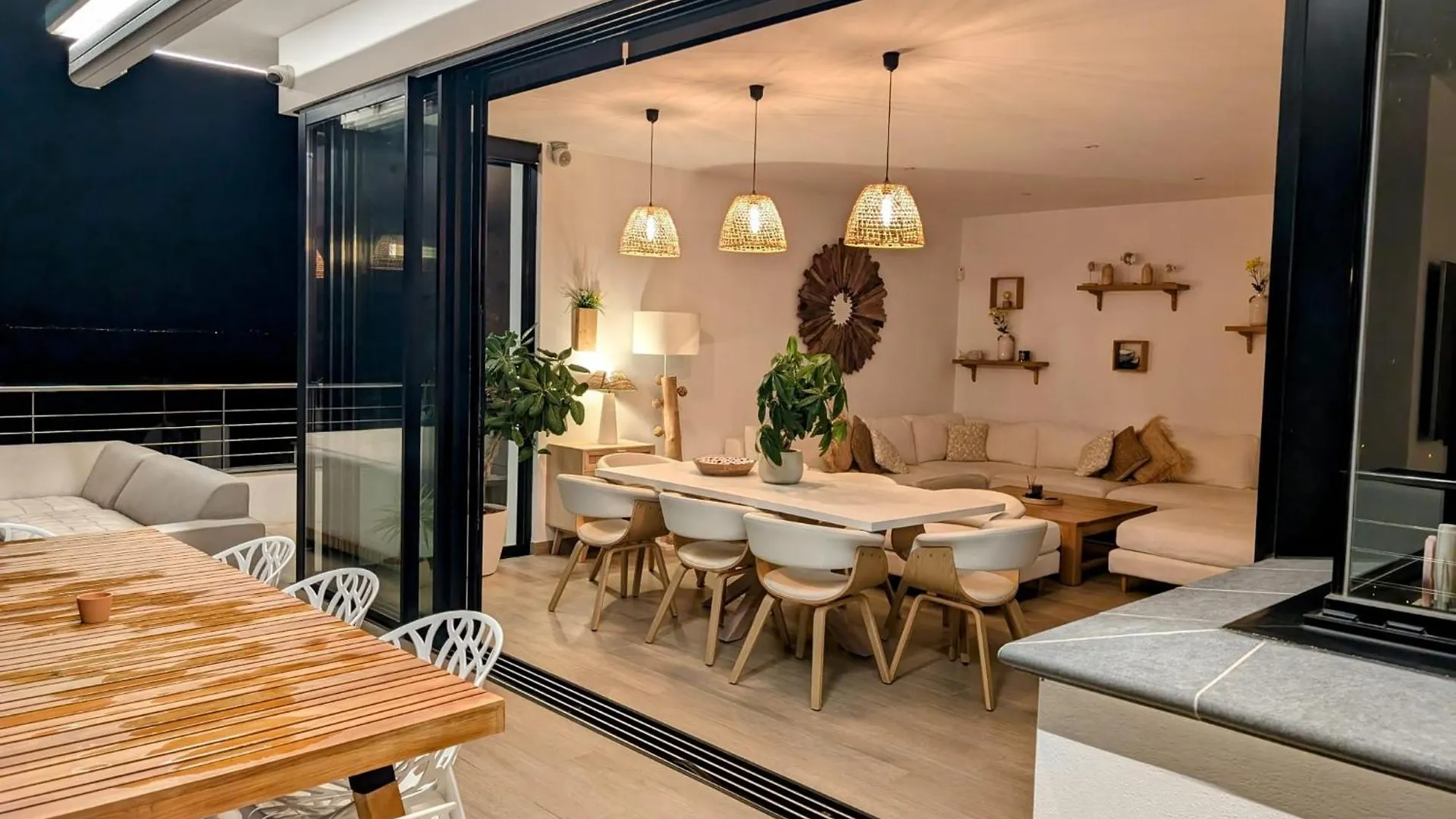 Level Mar Villa Roses